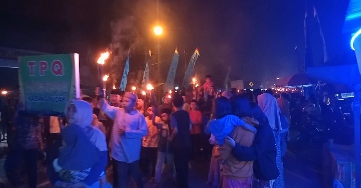 Ribuan Warga Kasangpudak Gelar Pawai Obor Sambut Bulan Suci Ramadhan