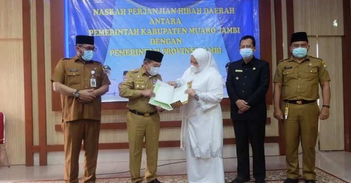 Penandatanganan Perjanjian Hibah Daerah (NPHD) antara Pemkab Muarojambi dengan Pemprov Jambi