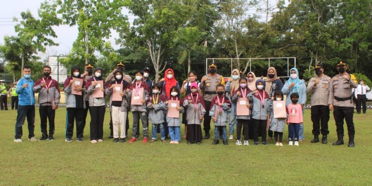 AKBP Yuyan Priatmaja Beri Penghargaan Kepada Atlet Karate Berprestasi di Kapolres Tebo Cup