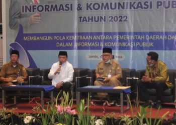 Rakor Informasi Publik, Gubernur Al Haris Sampaikan Pers Pilar dalam Demokrasi
