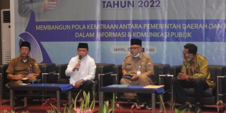 Rakor Informasi Publik, Gubernur Al Haris Sampaikan Pers Pilar dalam Demokrasi