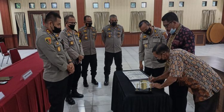 Kapolres Muarojambi Ikuti Penandatanganan Fakta Integritas Penerimaan Anggota Polri 2022