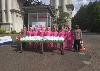 Bhayangkari Polres Muarojambi Bagikan 200 Paket Takjil di Jaluko