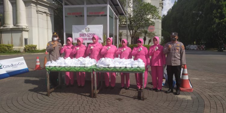 Bhayangkari Polres Muarojambi Bagikan 200 Paket Takjil di Jaluko