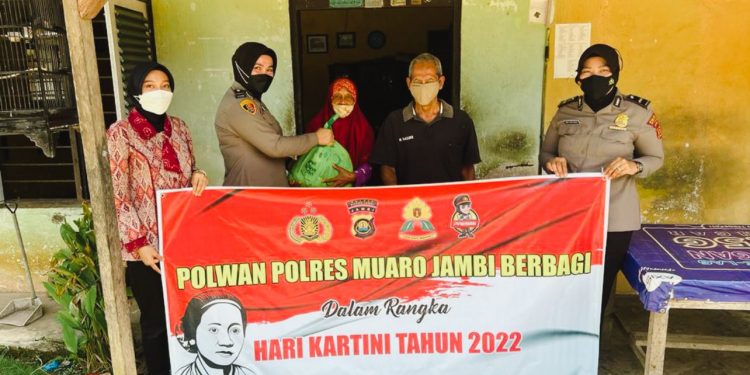 Peringati Hari Kartini, Polwan Muarojambi Bagikan Sembako Ke Warga Kurang Mampu