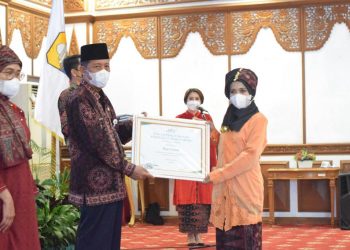 Peringati Hari Kartini, Abdullah Sani Berikan Penghargaan Kepada Perempuan Berprestasi