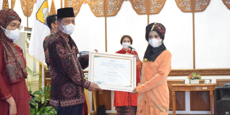 Peringati Hari Kartini, Abdullah Sani Berikan Penghargaan Kepada Perempuan Berprestasi