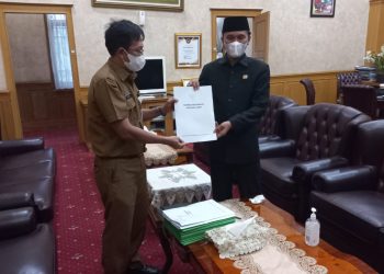 Timsel Calon Anggota KI Jambi Serahkan Berkas Kepada Ketua DPRD Provinsi Jambi