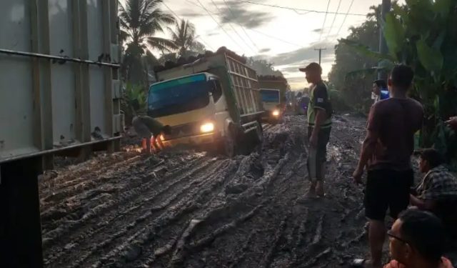 Jalan Provinsi di Muara Sabak Timur Rusak Parah Sebabkan Kemacetan Panjang