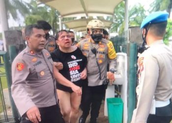 Ade Armando Babak Belur Dipukuli Massa dan Nyaris Ditelanjangi