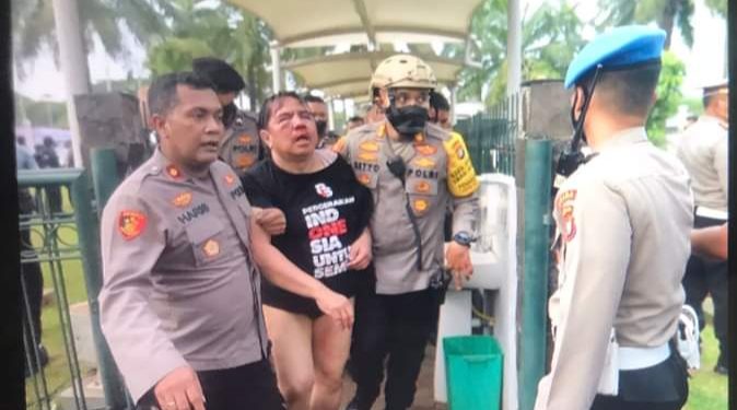 Ade Armando Babak Belur Dipukuli Massa dan Nyaris Ditelanjangi