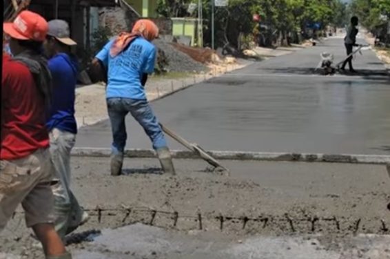 Viral, Tak Kunjung di Perbaiki Warga Grobogan Rogoh Kocek Pribadi 2,8 M Bangun Jalan