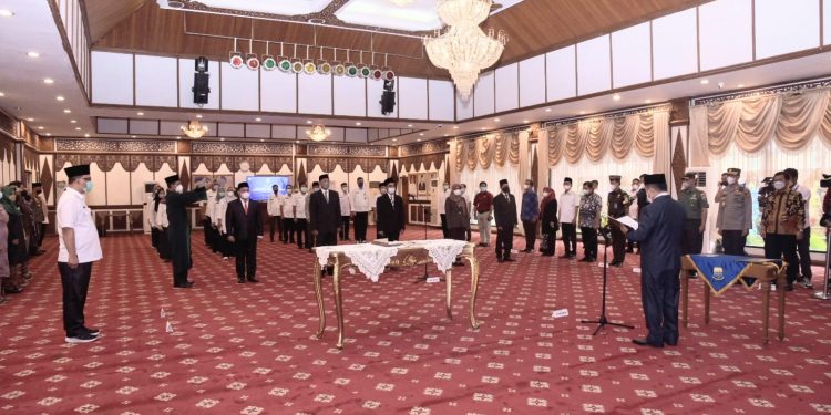 Gubernur Al Haris Lantik Anggota Komisi Informasi Provinsi Jambi Periode 2022-2026