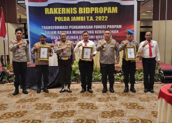 Kasi Propam Polres Muaro Jambi Mendapat Reward “Polres Terbaik Penanganan Perkara KEPP”.