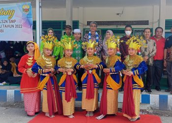 Kadis Pendidikan Membuka KOSN dan FLS2N di SMPN 8 Muarojambi