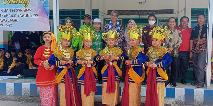 Kadis Pendidikan Membuka KOSN dan FLS2N di SMPN 8 Muarojambi