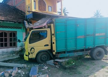 Braakk! Mobil Batubara Hantam Rumah Warga Kasang Kotakarang 