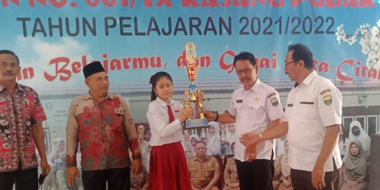 Lagi, Siswi SD 61 Kasangpudak, Juara I Olimpiade Sains Nasional Bidang Matematika Tingkat Kabupaten