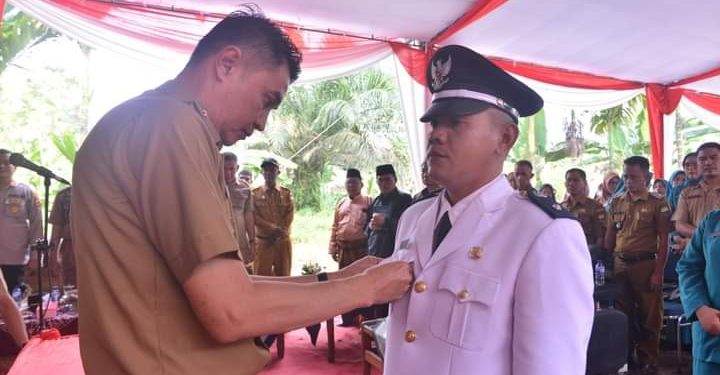Pj Bupati Muaro Jambi Melantik Kepala Desa Solok 