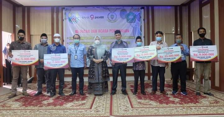 Bupati Muarojambi Serahkan Bonus MTQ 2022