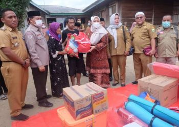 Bupati Muarojambi Berikan Bantuan Kepada Korban Kebakaran di Pulau Kayu Aro