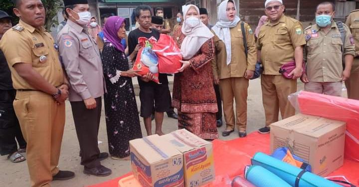 Bupati Muarojambi Berikan Bantuan Kepada Korban Kebakaran di Pulau Kayu Aro