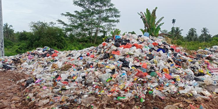 Tumpukan Sampah Menggunung Hingga Berulat di Kasangpudak 