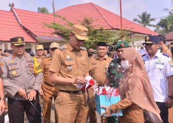 Sambut HUT RI, Pj Bupati Muarojambi Bagikan 10 Juta Bendera Merah Putih