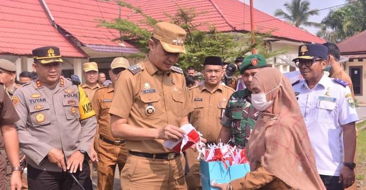 Sambut HUT RI, Pj Bupati Muarojambi Bagikan 10 Juta Bendera Merah Putih