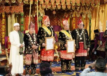 Mendagri dan Jaksa Agung Terima Gelar Adat Melayu Jambi 