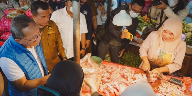 Kunjungi Pasar Tradisional Angso Duo, Zulkifli Hasan Borong Minyak Goreng