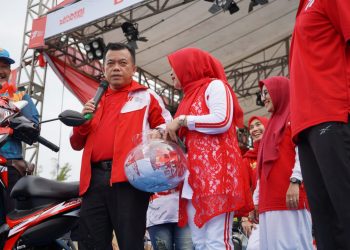 Gubernur Al Haris Lepas Peserta Jalan Santai HUT RI ke 77