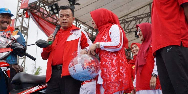 Gubernur Al Haris Lepas Peserta Jalan Santai HUT RI ke 77