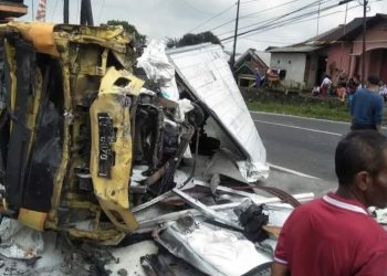Truk Box Ringsek Akibat Lakalantas di Jalan Raya Kertek – Parakan