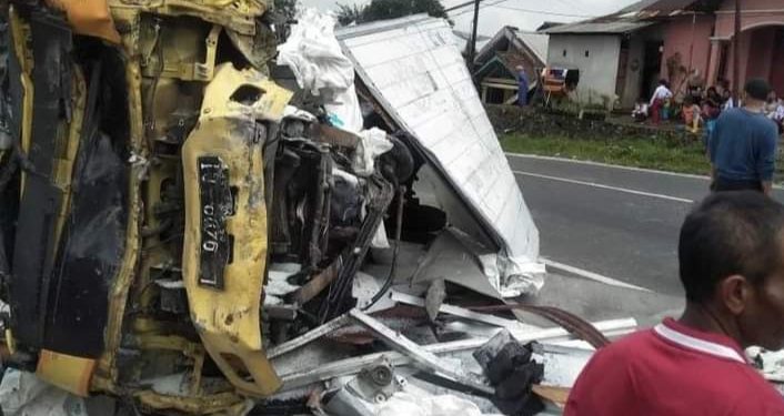 Truk Box Ringsek Akibat Lakalantas di Jalan Raya Kertek – Parakan