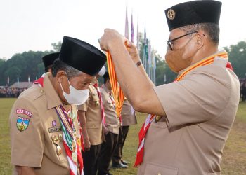Buwas Sematkan Lencana Melati ke Wagub Abdullah Sani 