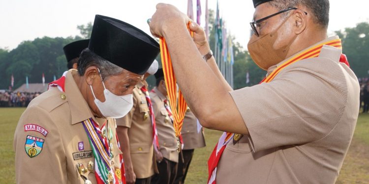 Buwas Sematkan Lencana Melati ke Wagub Abdullah Sani 