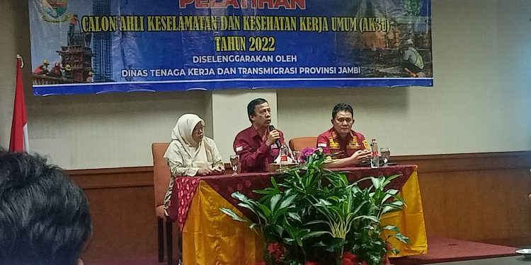 Kadisnakertrans Provinsi Jambi Tutup Pelatihan Ahli K3 Umum