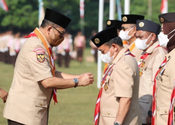 Gubernur Al Haris Terima Penghargaan Lencana Karya Bhakti dari Komjen Pol (Purn) Budi Waseso