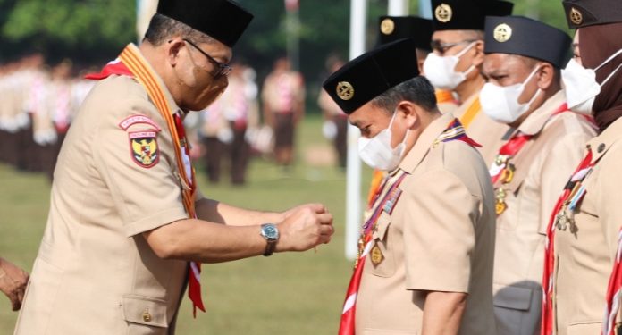 Gubernur Al Haris Terima Penghargaan Lencana Karya Bhakti dari Komjen Pol (Purn) Budi Waseso