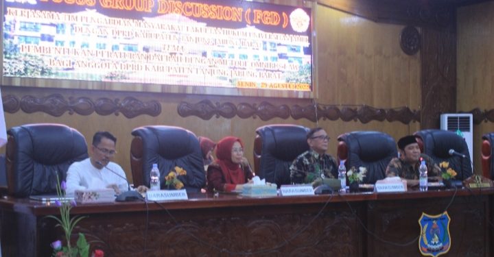 Tim Pengabdian Kepada Masyarakat FH UNJA Sosialisasi Pembentukan Perda Metode Omnibus Law di DPRD Tanjab Barat