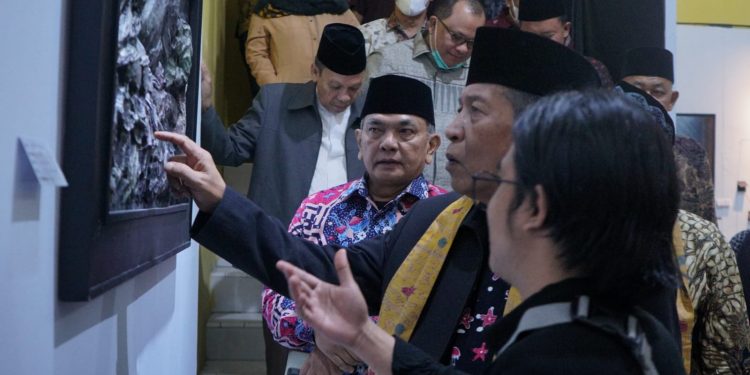 Wagub Abdullah Sani Membuka Pameran Seni Rupa “Telusur Tanah Berjejak”