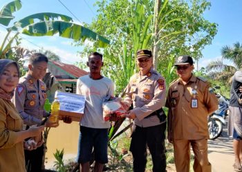 Polsek Mestong Bagikan Sembako Kepada Warga Nyogan yang Terdampak Banjir 