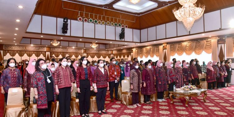 Ibu Iriana dan Ibu Wury Buka Program PKW Tekun Tenun Tahun 2022