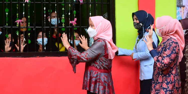 Ibu Negara Iriana Joko Widodo Silaturahmi dengan Warga Binaan Lapas Perempuan di Jambi