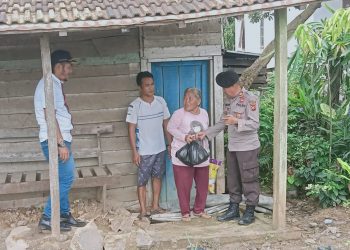 Jum,at Berkah, Kasi Humas Polres Muarojambi Serahkan Bansos di Desa Bukit Baling