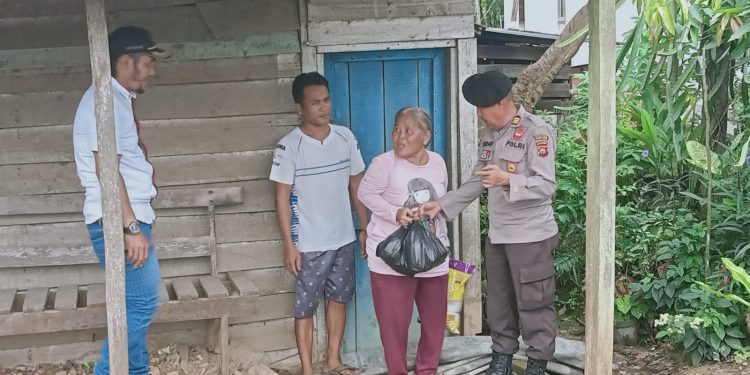 Jum,at Berkah, Kasi Humas Polres Muarojambi Serahkan Bansos di Desa Bukit Baling