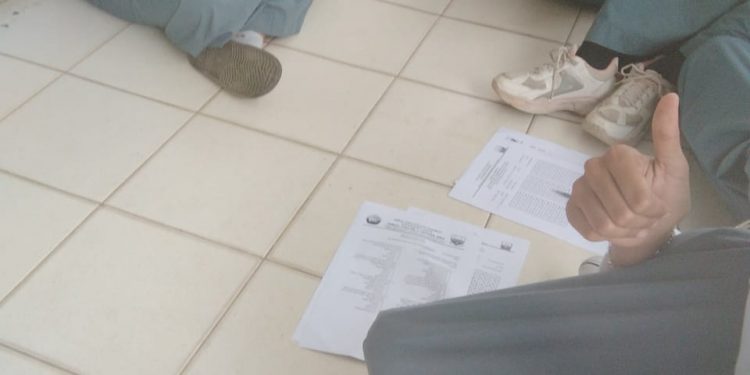 Pilu, Siswi SMKN 1 Muaro Jambi Ujian Dilantai Lantaran Belum Bayar Iuran Komite