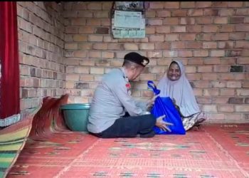 Kasi Humas Polres Muarojambi Berbagi Sembako di Tunas Baru