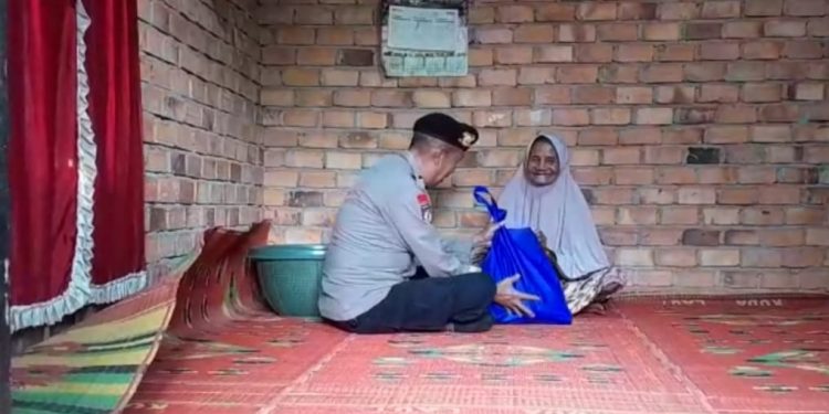 Kasi Humas Polres Muarojambi Berbagi Sembako di Tunas Baru